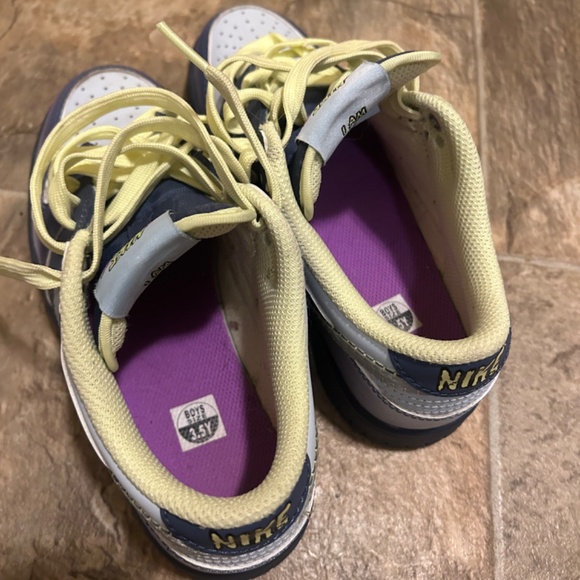 Youth Sneakers Size 3. 5 - Picture 2 of 4